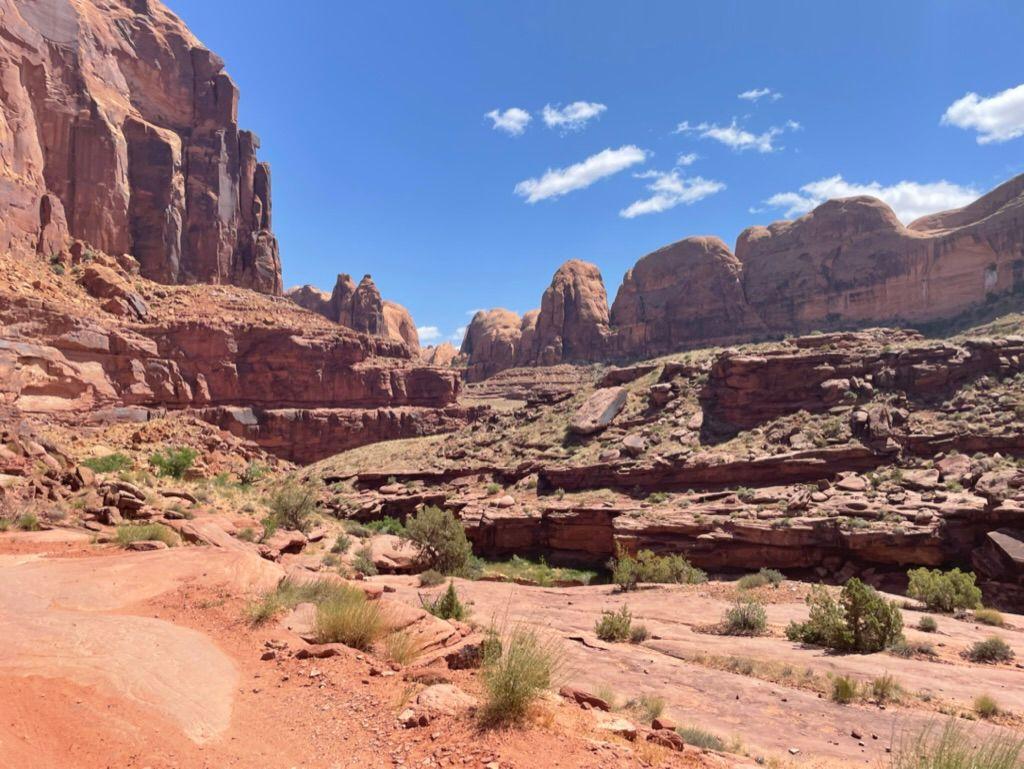 Cover Image - Everything You Need to Know for Mountain Biking Moab's Captain Ahab Trail